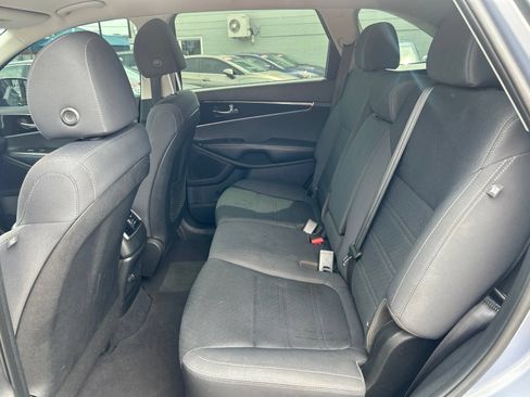 Used 2019 Kia Sorento L FWD image 13