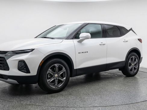 Used 2025 Chevrolet Blazer LT FWD image 3