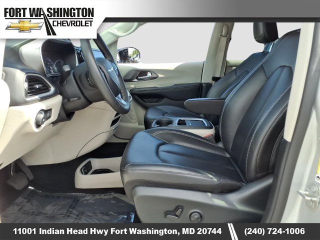 Used 2024 Chrysler Pacifica Touring-L FWD image 8