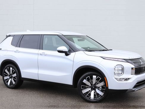 New 2026 Mitsubishi Outlander SE image 1