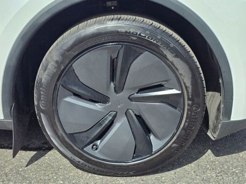 Used 2026 Tesla Model Y 2WD image 9