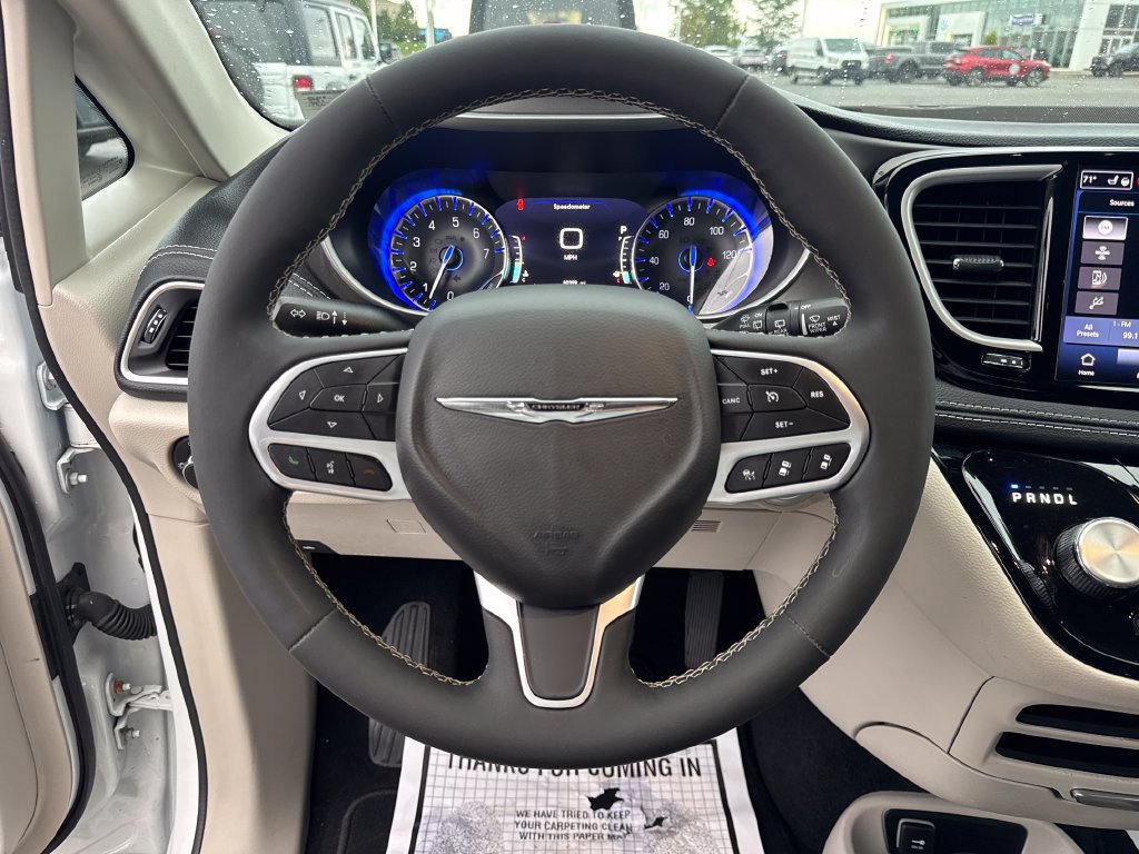 Used 2023 Chrysler Pacifica Touring-L FWD image 34