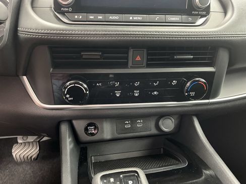 Used 2024 Nissan Rogue S FWD image 12