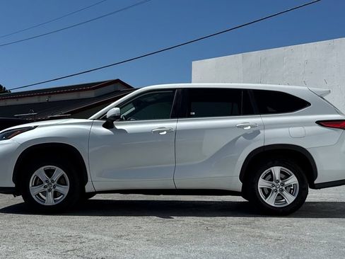 Used 2023 Toyota Highlander L FWD image 6