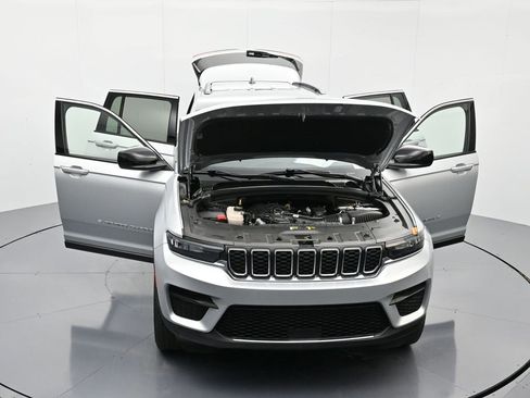 Used 2023 Jeep Grand Cherokee Laredo image 44