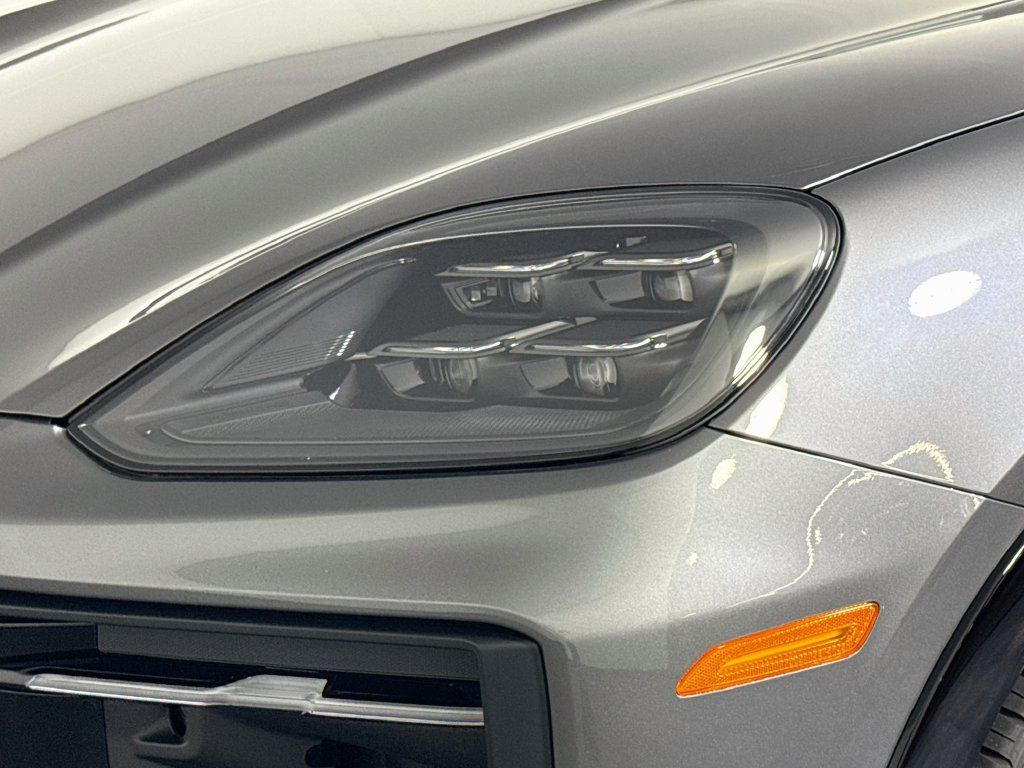 Certified 2025 Porsche Cayenne GTS AWD/4WD image 27