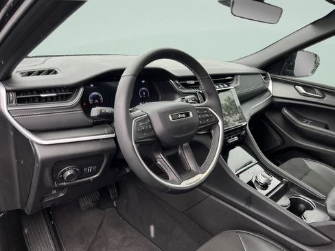 Used 2025 Jeep Grand Cherokee L Altitude AWD/4WD image 17
