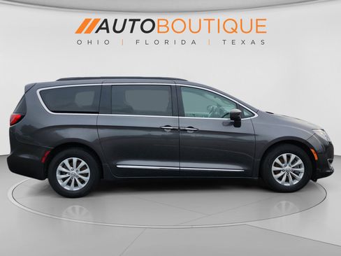 Used 2017 Chrysler Pacifica Touring-L FWD image 6