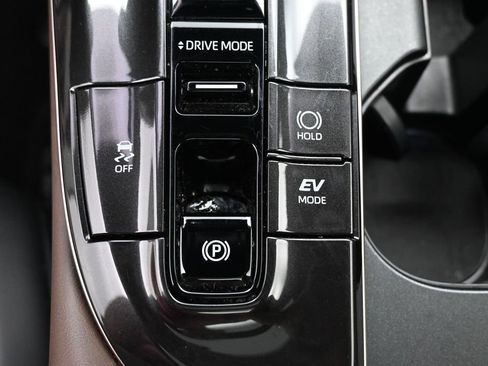 Certified 2024 Toyota Crown AWD/4WD image 28