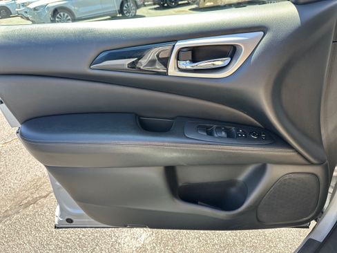 Used 2018 Nissan Pathfinder SV FWD image 20