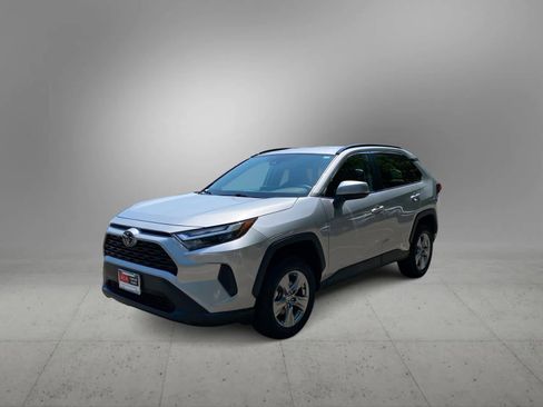 Used 2025 Toyota RAV4 XLE AWD/4WD image 4