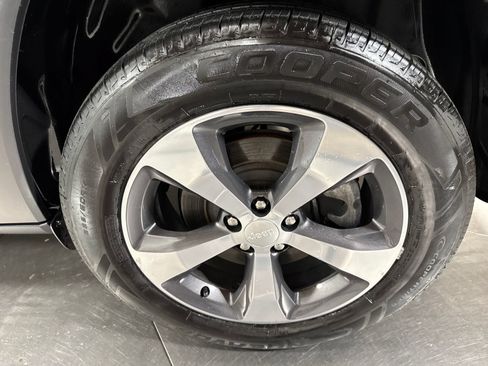 Used 2019 Jeep Cherokee Limited AWD/4WD image 12