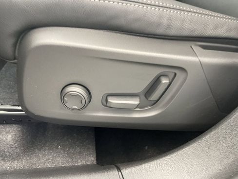 Used 2024 Volvo XC40 B5 Ultimate image 9