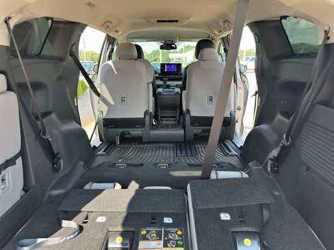 Used 2026 Toyota Sienna LE AWD/4WD image 33