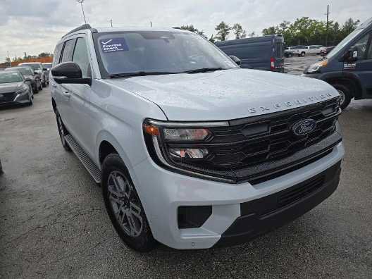Used 2025 Ford Expedition Active RWD image 2
