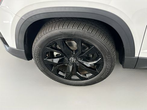 Used 2022 Volkswagen Taos SE w/ Panoramic Sunroof Package image 11