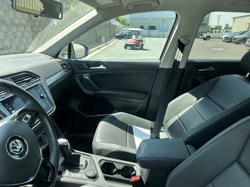 Used 2020 Volkswagen Tiguan SE w/ Panoramic Sunroof Package AWD/4WD image 9