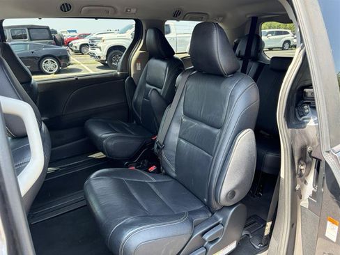 Used 2019 Toyota Sienna SE FWD image 10