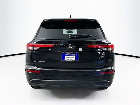 Used 2024 Mitsubishi Outlander ES image 15