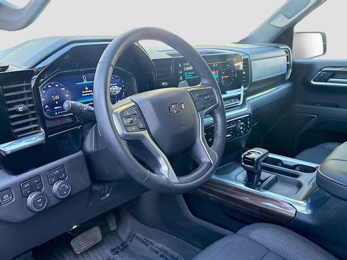 Used 2025 Chevrolet Silverado 1500 LT AWD/4WD image 9