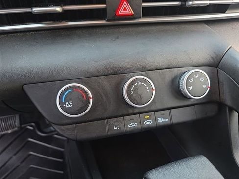 Used 2025 Hyundai Elantra SE FWD image 28