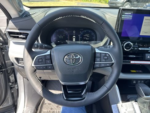 New 2026 Toyota Highlander Limited AWD/4WD image 17