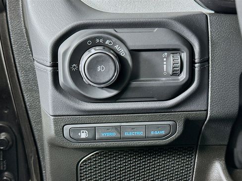 Used 2025 Jeep Wrangler Sahara image 17