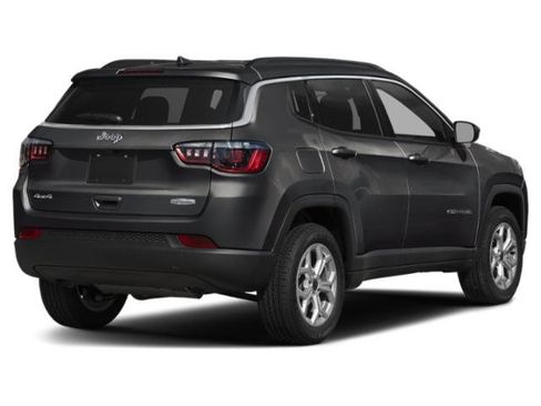Used 2025 Jeep Compass Latitude w/ Convenience Group AWD/4WD image 2