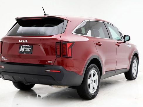 Used 2023 Kia Sorento LX image 9