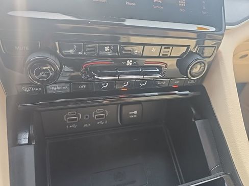 Used 2024 Jeep Grand Cherokee Limited w/ Luxury Tech Group II image 17