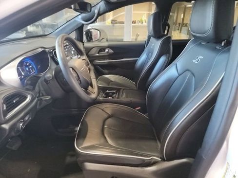 Used 2025 Chrysler Pacifica Limited image 5