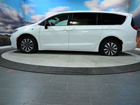 Used 2024 Chrysler Pacifica Limited FWD image 5