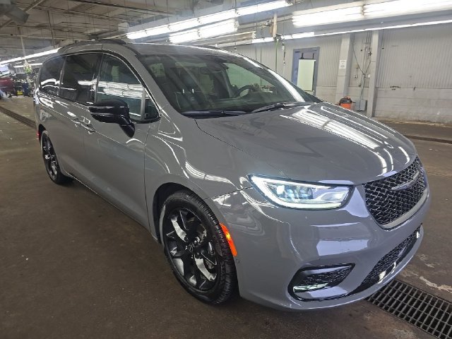 Used 2025 Chrysler Pacifica Limited FWD image 2