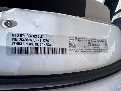 Used 2024 Chrysler Pacifica Limited FWD image 51