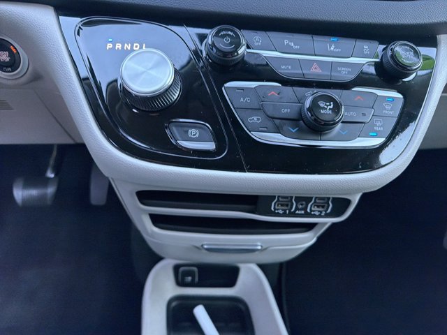 Used 2024 Chrysler Pacifica Touring-L FWD image 21