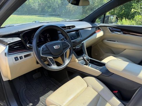 Used 2017 Cadillac XT5 Luxury w/ Driver Awareness Package FWD image 9