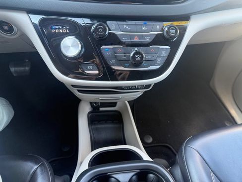 Used 2023 Chrysler Pacifica Touring-L FWD image 34