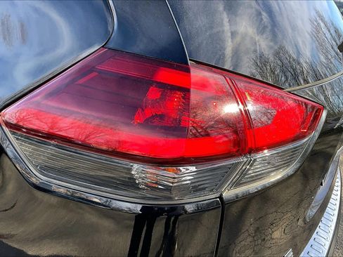 Used 2018 Nissan Rogue SL w/ Premium Package image 26