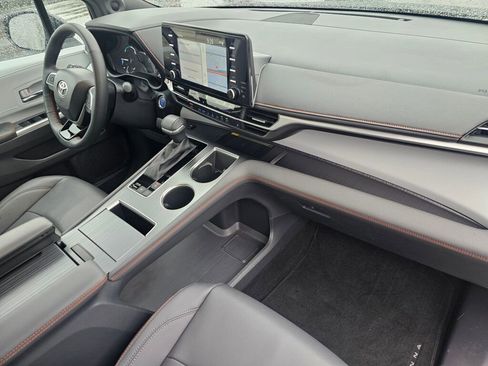 Used 2022 Toyota Sienna XSE FWD image 13