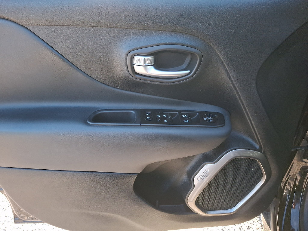 Used 2022 Jeep Renegade Latitude AWD/4WD image 13