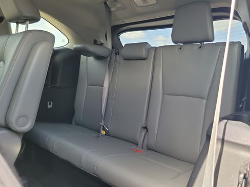 Used 2021 Toyota Highlander XLE FWD image 16