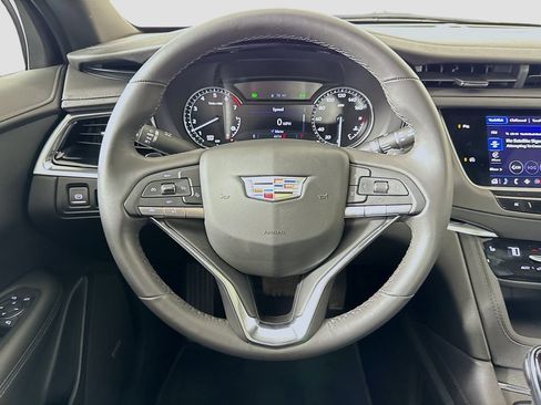Used 2025 Cadillac XT6 Luxury FWD image 11