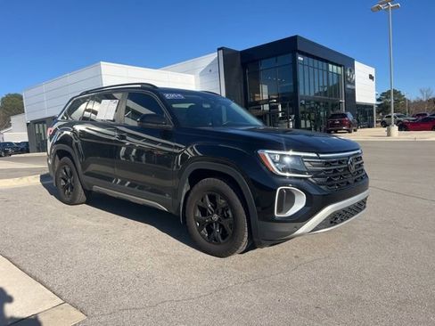 Certified 2025 Volkswagen Atlas Peak Edition SE image 4