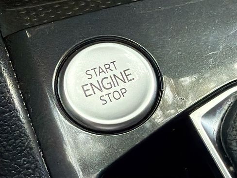 Used 2022 Volkswagen Tiguan SE image 35