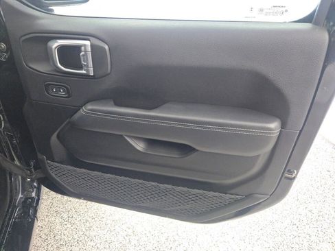 Used 2023 Jeep Wrangler Unlimited Sahara AWD/4WD image 6