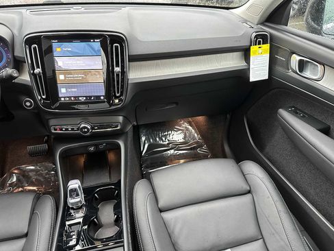 Used 2025 Volvo XC40 B5 Ultra w/ Climate Package image 18