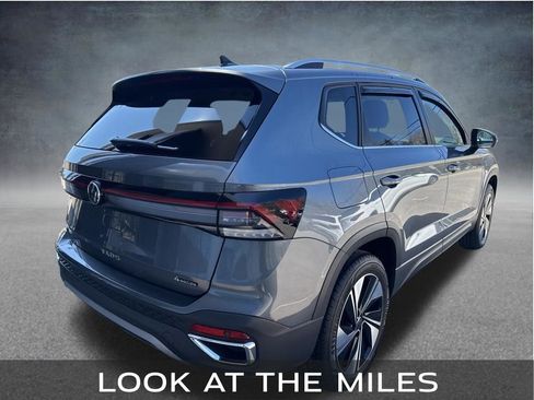 Used 2025 Volkswagen Taos SE AWD/4WD image 6