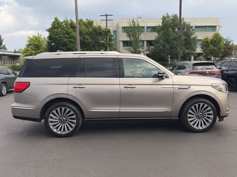 Used 2019 Lincoln Navigator Reserve AWD/4WD image 8