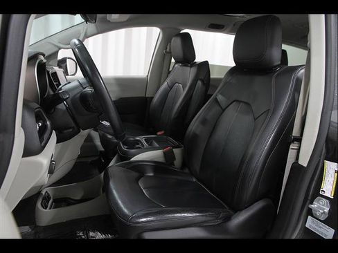 Used 2017 Chrysler Pacifica Touring-L FWD image 5