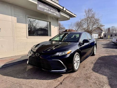 Used 2022 Toyota Camry LE image 3